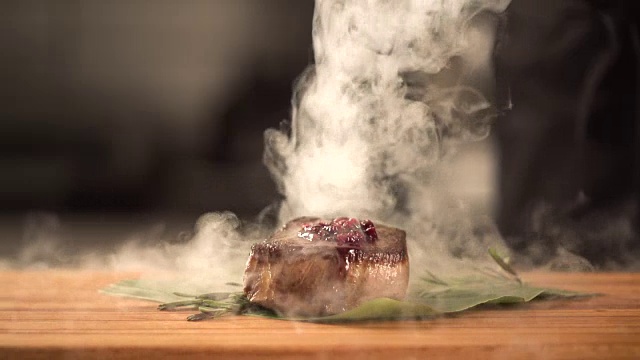 煮牛柳美味。煎牛排肉。厨师在厨房做饭视频素材画面3