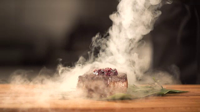 煮牛柳美味。煎牛排肉。厨师在厨房做饭视频素材画面4