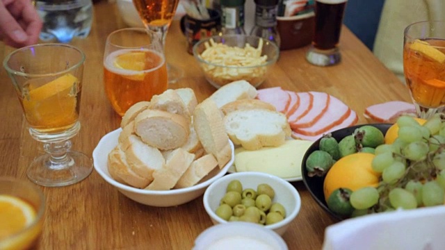 用橙子片装饰鸡尾酒视频素材画面1