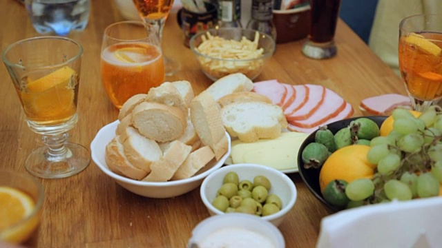 用橙子片装饰鸡尾酒视频素材画面2