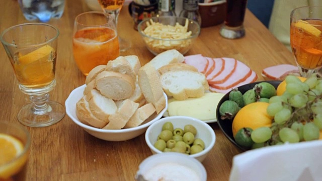 用橙子片装饰鸡尾酒视频素材画面3