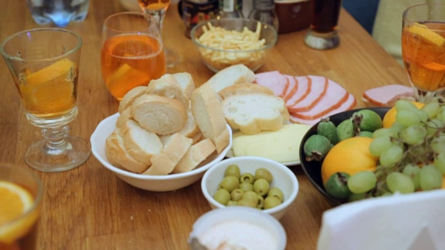 用橙子片装饰鸡尾酒视频素材画面4