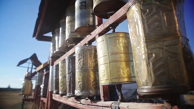 蒙古一座寺庙里的佛教祈祷鼓。视频素材