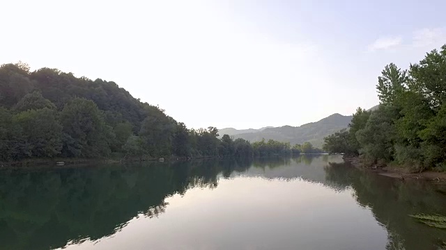 山河溪鸟瞰。岩石和树木繁茂的河岸视频素材