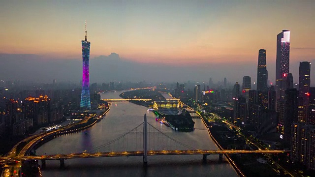 中国日落时间夜晚照明广州市中心城市景观珠江烈德桥空中全景4k时间视频素材