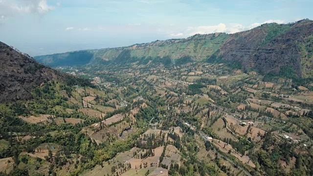 山地景观与山谷和村庄贾瓦岛，印度尼西亚视频素材