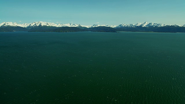 空中积雪覆盖的山脉，阿拉斯加Kachemak湾视频素材