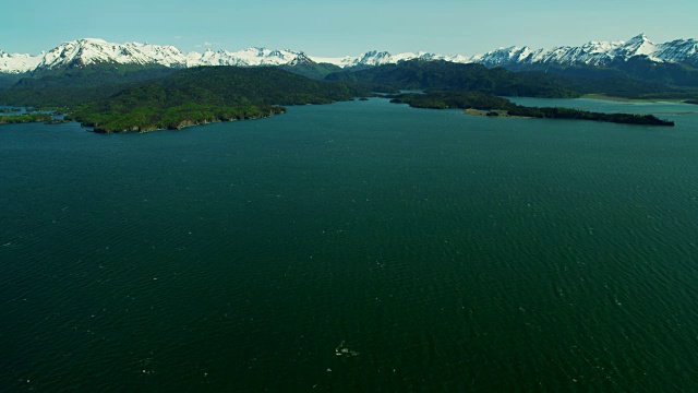 空中积雪覆盖的山脉，阿拉斯加Kachemak湾视频素材