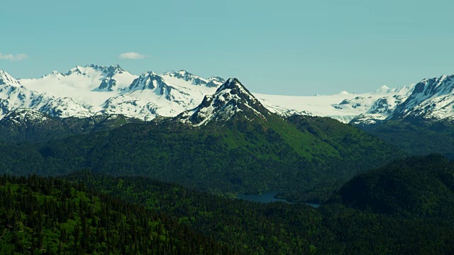 崎岖的雪山鸟瞰图阿拉斯加视频素材