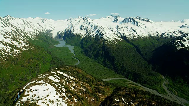 空中积雪覆盖的山脉，阿拉斯加Kachemak湾视频素材