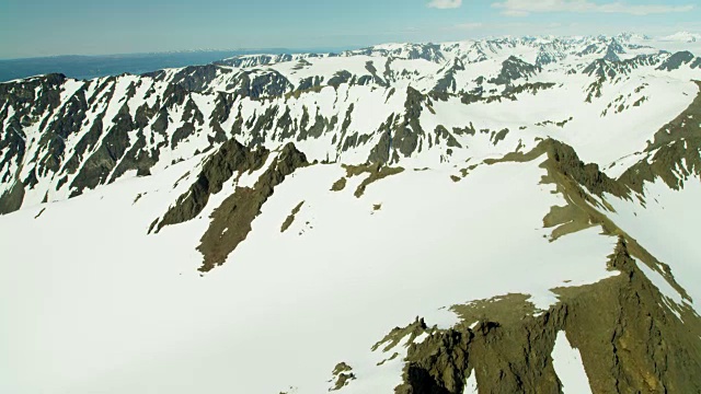 鸟瞰冰雪覆盖的山峰阿拉斯加视频素材