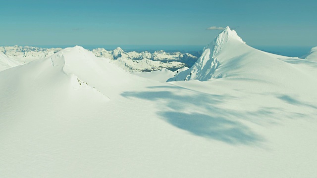 鸟瞰冰雪覆盖的山峰阿拉斯加视频素材