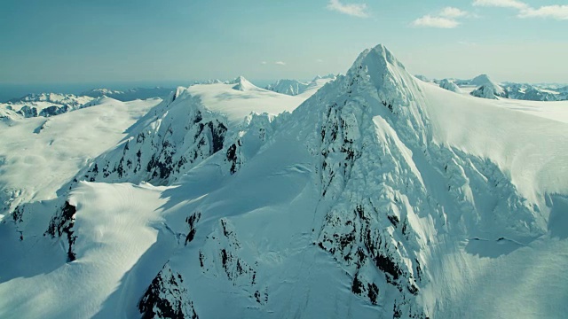 鸟瞰冰雪覆盖的山峰阿拉斯加视频素材