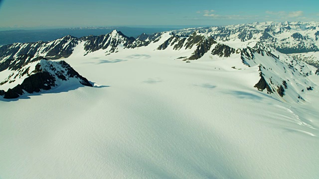 鸟瞰冰雪覆盖的山峰阿拉斯加视频素材