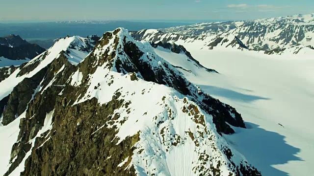 鸟瞰冰雪覆盖的山峰阿拉斯加视频素材