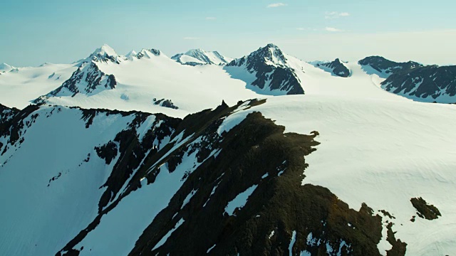 鸟瞰冰雪覆盖的山峰阿拉斯加视频素材