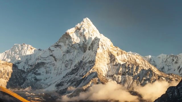 位于尼泊尔Khumbu地区的Dingboche村附近的Ama Dablam(6856米)峰，是通往珠穆朗玛峰大本营的徒步小径。视频素材