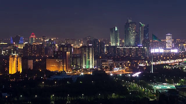 哈萨克斯坦阿斯塔纳的bayterek Timelapse城市中心和中央商务区的高架夜景视频素材