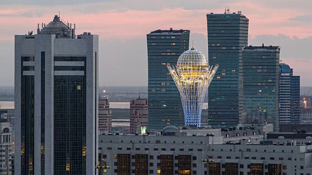 阿斯塔纳，哈萨克斯坦Timelapse，城市中心和中央商务区的高架夜景视频素材