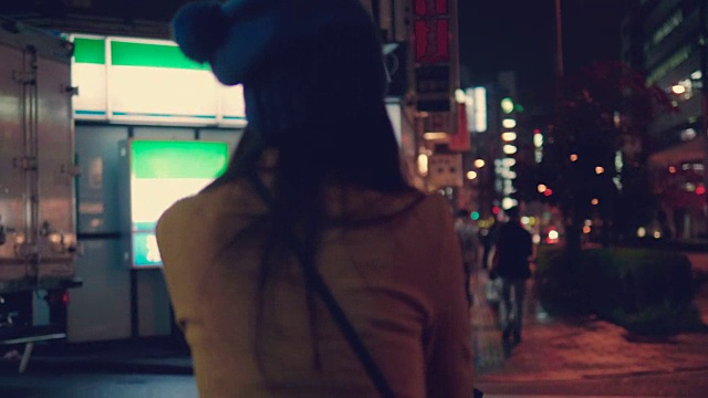 推着婴儿车的亚洲妇女视频素材画面2