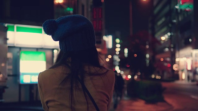 推着婴儿车的亚洲妇女视频素材画面4