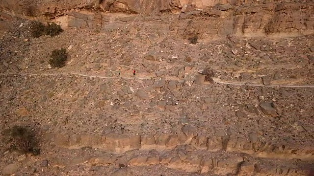 鸟瞰图的trail跑步者跨越式长的单一轨道以上的峡谷视频素材画面1