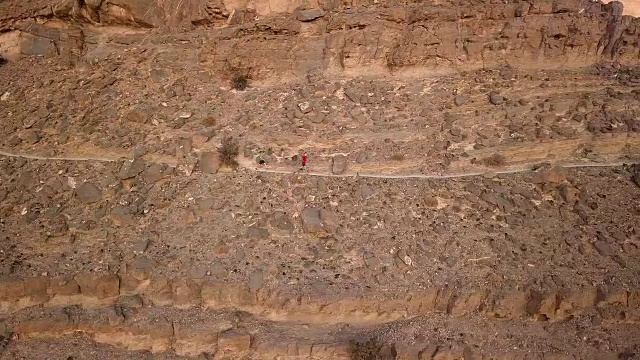 鸟瞰图的trail跑步者跨越式长的单一轨道以上的峡谷视频素材画面2
