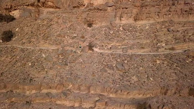鸟瞰图的trail跑步者跨越式长的单一轨道以上的峡谷视频素材画面3