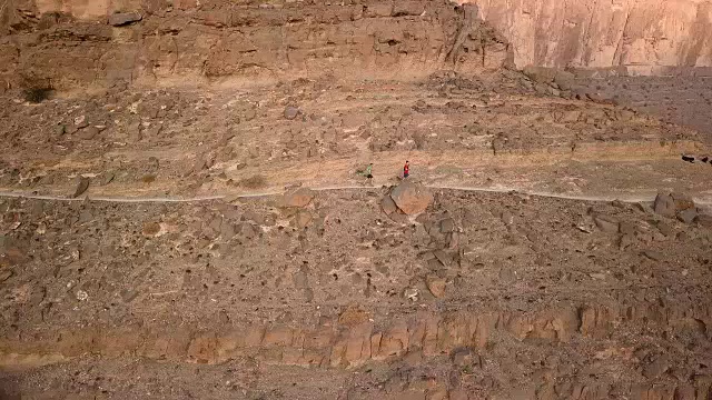 鸟瞰图的trail跑步者跨越式长的单一轨道以上的峡谷视频素材画面4