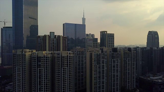 傍晚时分广州市中心塔顶城市景观航拍全景4k中国视频素材