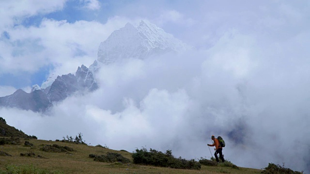 背着背包爬上了喜马拉雅山的山坡视频素材