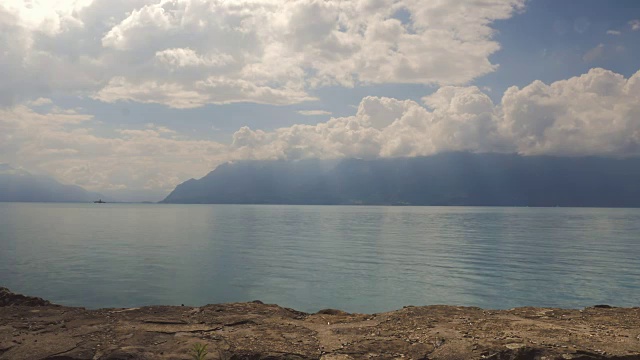 瑞士阿尔卑斯湖和地平线上的山脉视频素材