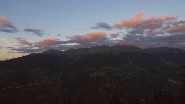 日落在瑞士阿尔卑斯山的时间流逝视频素材