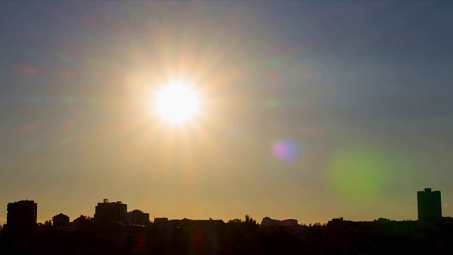 日落时的太阳和天际线与透镜耀斑，时间流逝视频素材