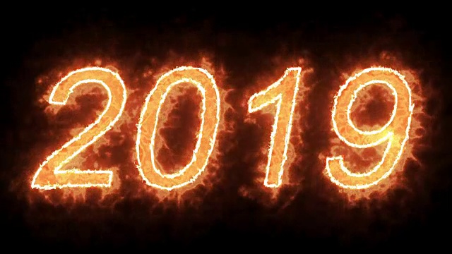 燃烧2019火字文字与火焰和火中的烟在黑色背景与阿尔法通道，节日新年快乐的概念视频素材画面1