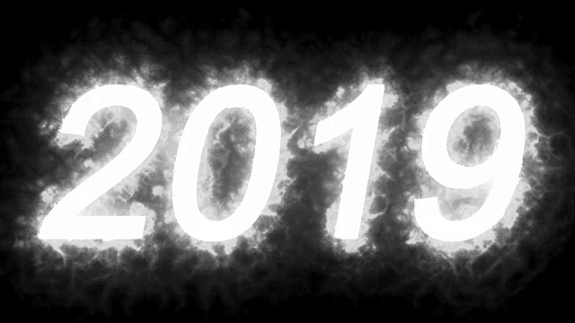燃烧2019火字文字与火焰和火中的烟在黑色背景与阿尔法通道，节日新年快乐的概念视频素材画面2