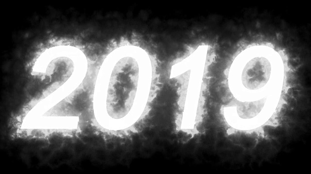 燃烧2019火字文字与火焰和火中的烟在黑色背景与阿尔法通道，节日新年快乐的概念视频素材画面3