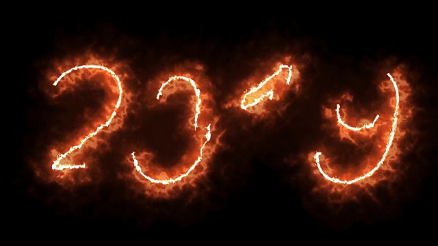 燃烧2019火字文字与火焰和火中的烟在黑色背景与阿尔法通道，节日新年快乐的概念视频素材画面4