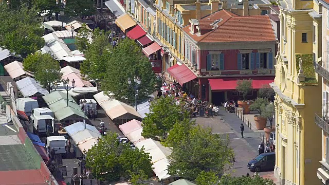 美丽的城市中心和市场，人们散步和享受周末，屋顶视频素材画面4
