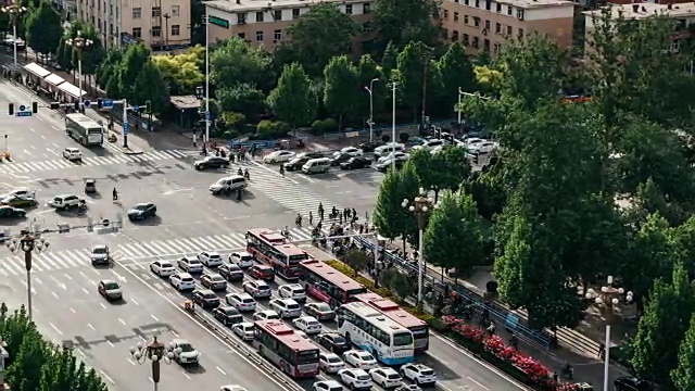 T/L PAN拍摄于城市街道十字路口/中国河北视频素材