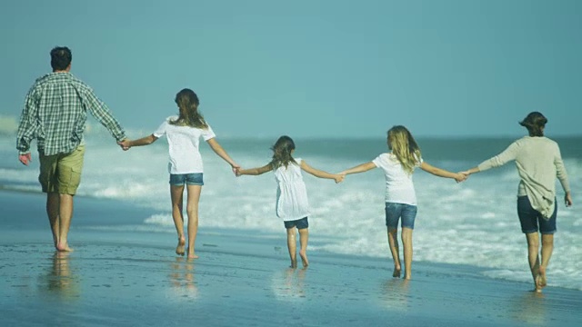 穿着随意的年轻白人家庭一起外出海滩视频素材画面2