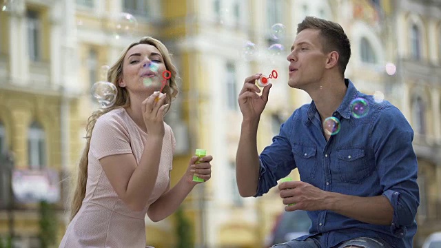 女朋友和男朋友吹肥皂泡，接吻，甜蜜的关系视频素材