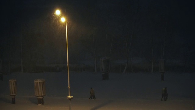 冬天。城市被雪覆盖着视频素材