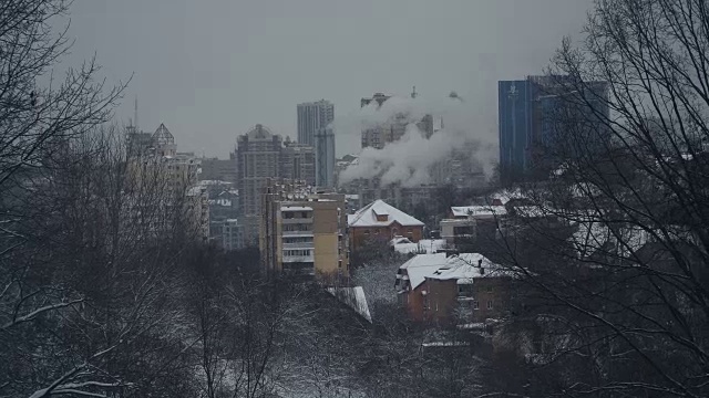 冬天。城市被雪覆盖着视频素材