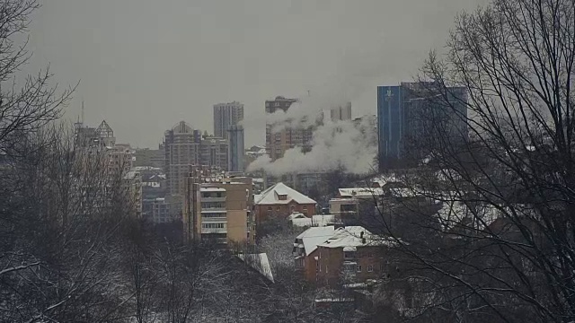 冬天。城市被雪覆盖着视频素材