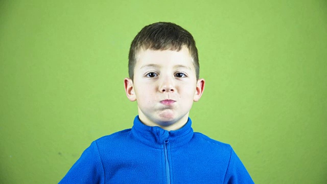 戴眼镜的孩子竖起大拇指。一个孩子喜欢眼镜。小男孩批准视频素材画面1