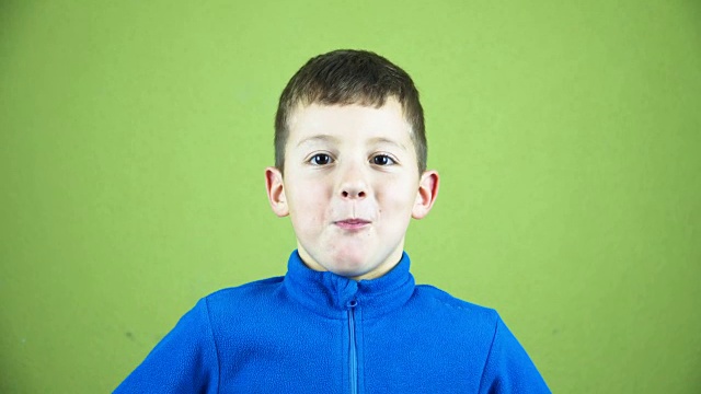 戴眼镜的孩子竖起大拇指。一个孩子喜欢眼镜。小男孩批准视频素材画面3