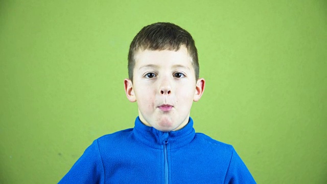 戴眼镜的孩子竖起大拇指。一个孩子喜欢眼镜。小男孩批准视频素材画面4