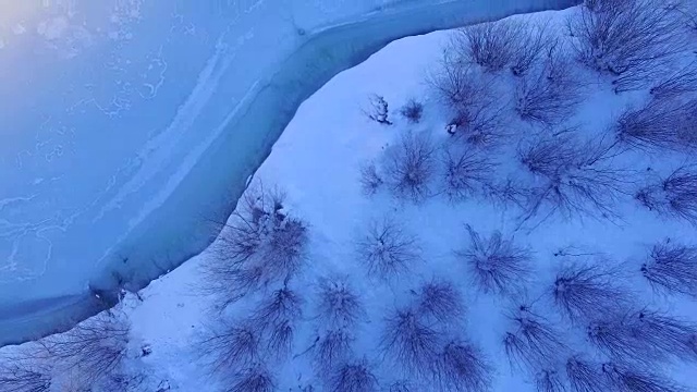 鸟瞰图:冬季结冰的湖面视频素材画面1