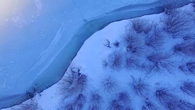 鸟瞰图:冬季结冰的湖面视频素材画面2